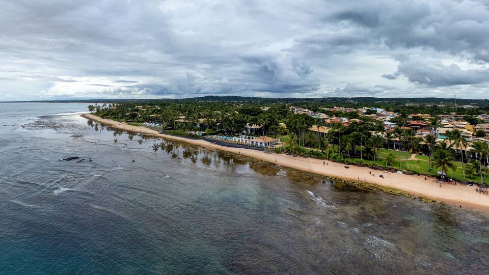 Imagem aérea da praia da Praia do Forte, município de Camaçari, Bahia, Brasil