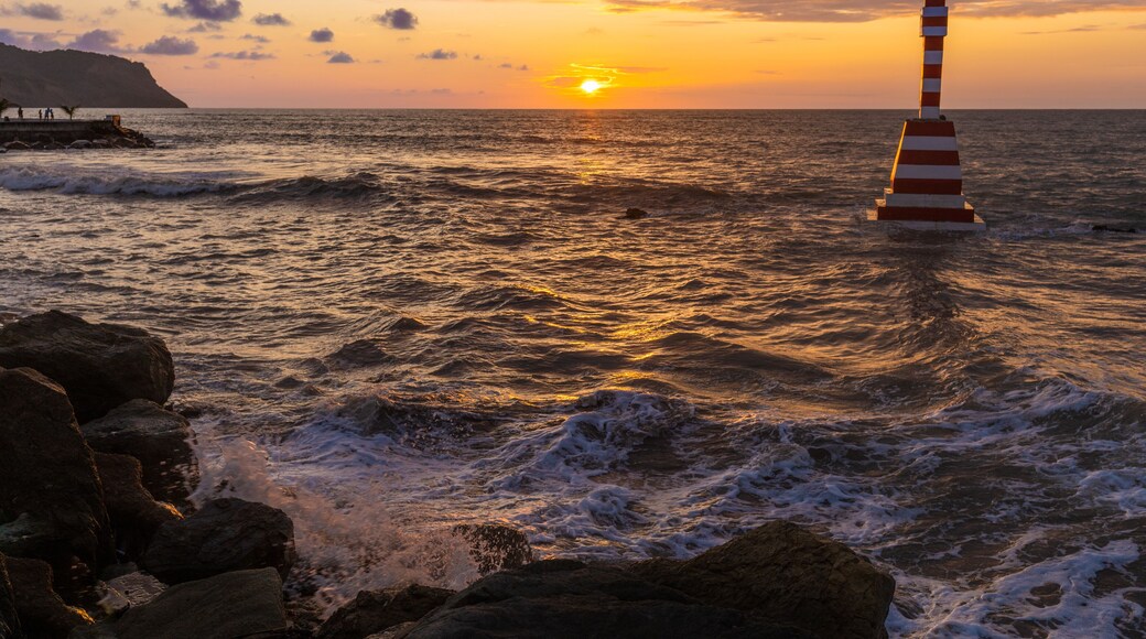 Atardecer en la playa de Bahia de Caraquez en Manabi - Ecuador