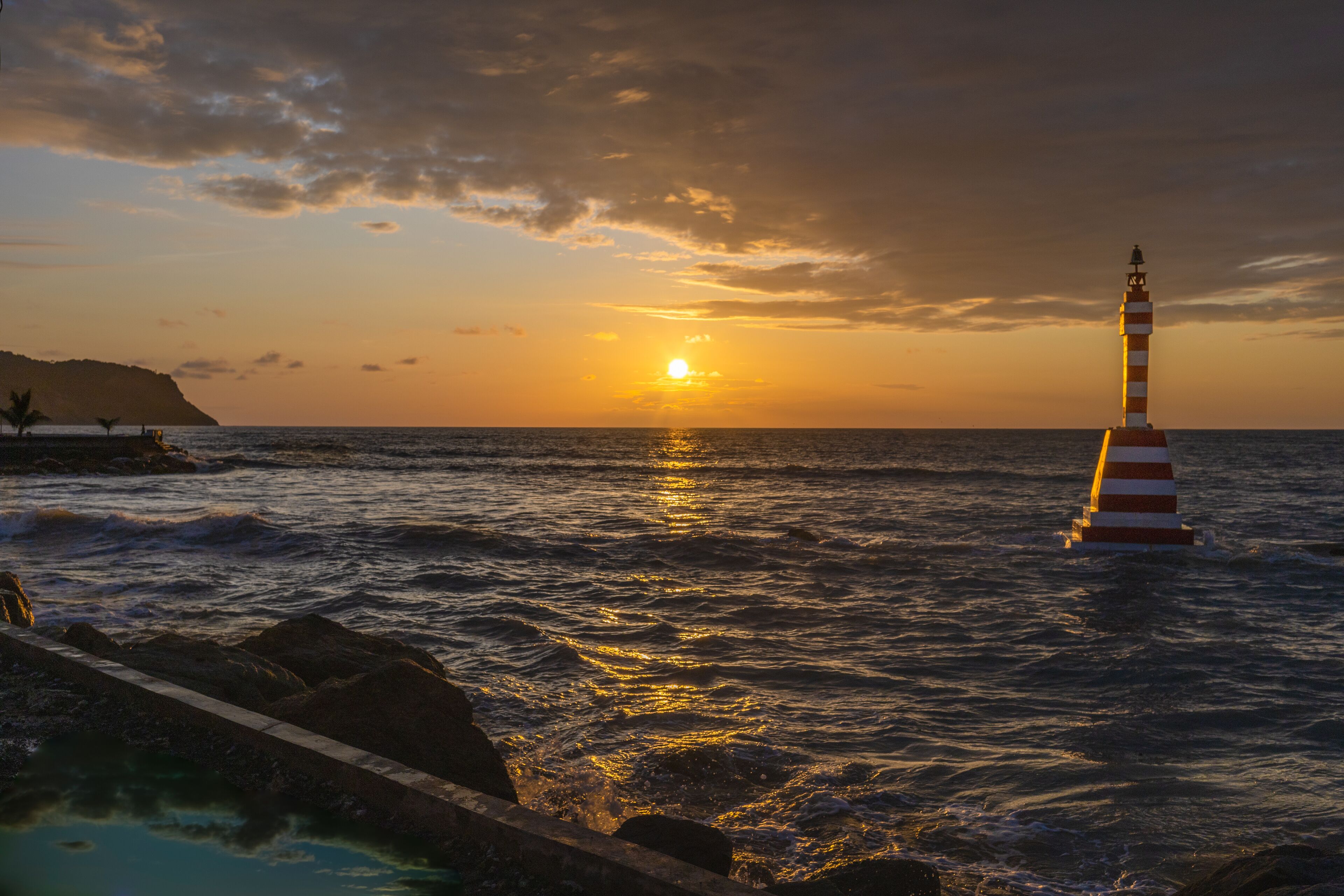Puesta de Sol en la playa de Bahia de Caraquez en Manabi - Ecuador