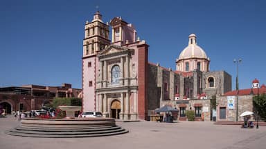 Una iglesia histórica con un campanario y una cúpula.