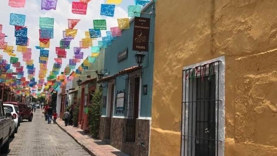 Tequisquiapan is a town in central Mexico. It’s known for its mineral spas and the well-preserved Spanish colonial buildings lining its cobbled streets. In the center, the pink neoclassical Santa María de la Asunción church overlooks arcaded Plaza Miguel Hidalgo.