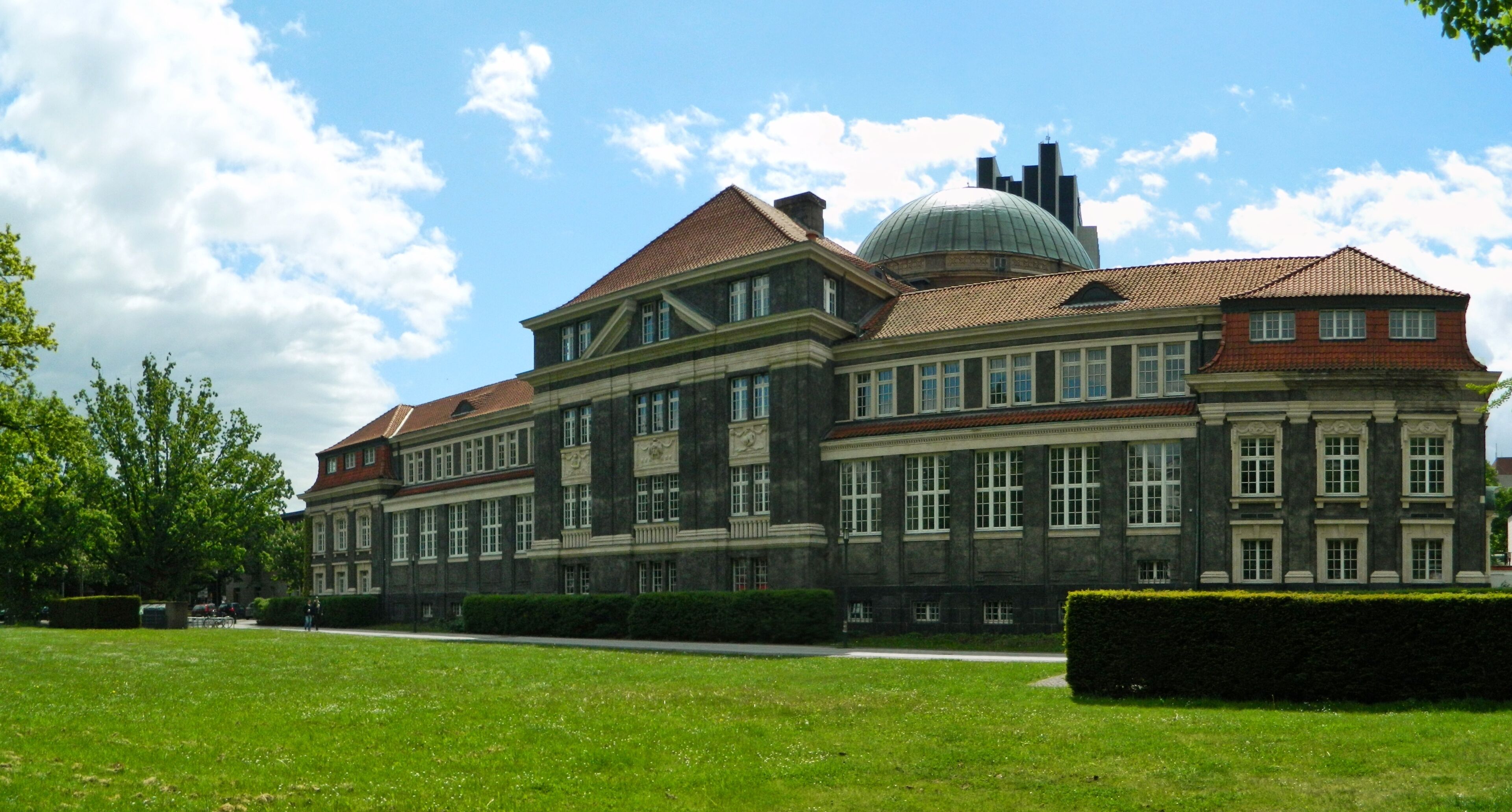 Vorlesungsgebäude(hinten)