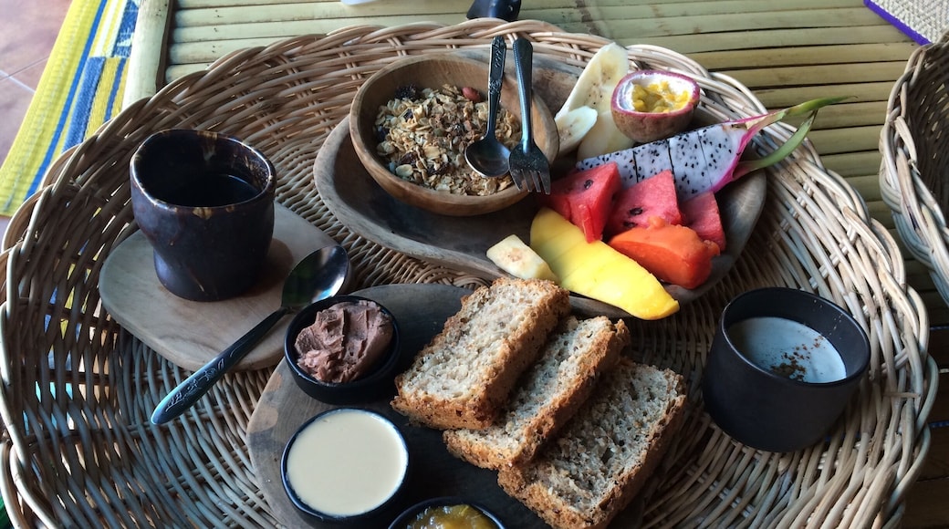 If you like row food, vegan options, if you like food in general...this is the place to try! Open for breaky, lunch and dinner.
Big breakfast, home made granola, row tahini, choco hummus, tropical fruit, cinnamon yogurt, home made gluten free bread, fruit juice and coffee...