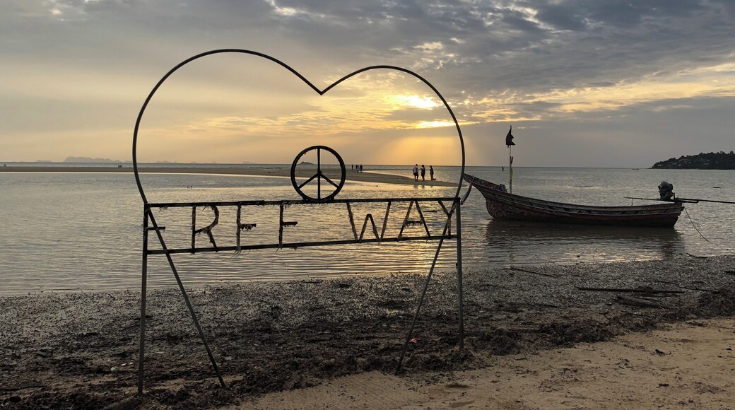 Enjoy the sunset and freedom while waiting for the best fire juggler in Koh Phangan
#LifeAtExpedia