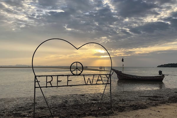 Enjoy the sunset and freedom while waiting for the best fire juggler in Koh Phangan
#LifeAtExpedia