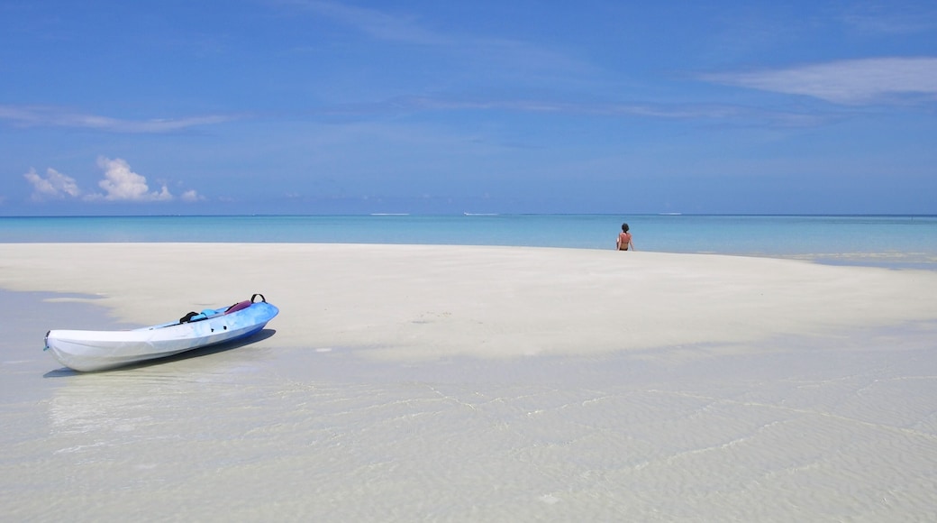 canoe kayak et femme sur banc de sable aux maldives