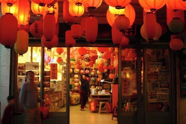 #TroveOn
What a welcoming sight in the dark to find this beautiful shop full of hand-made lanterns along the busy shopping street, Zhongshan Road in Lukang.