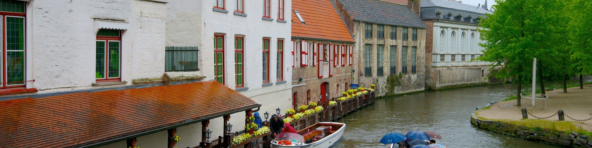 Bruges montrant riviĂšre ou ruisseau et navigation