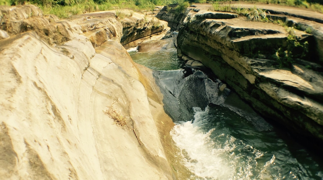 Shimankeng River flowing through Wannian Canyon.