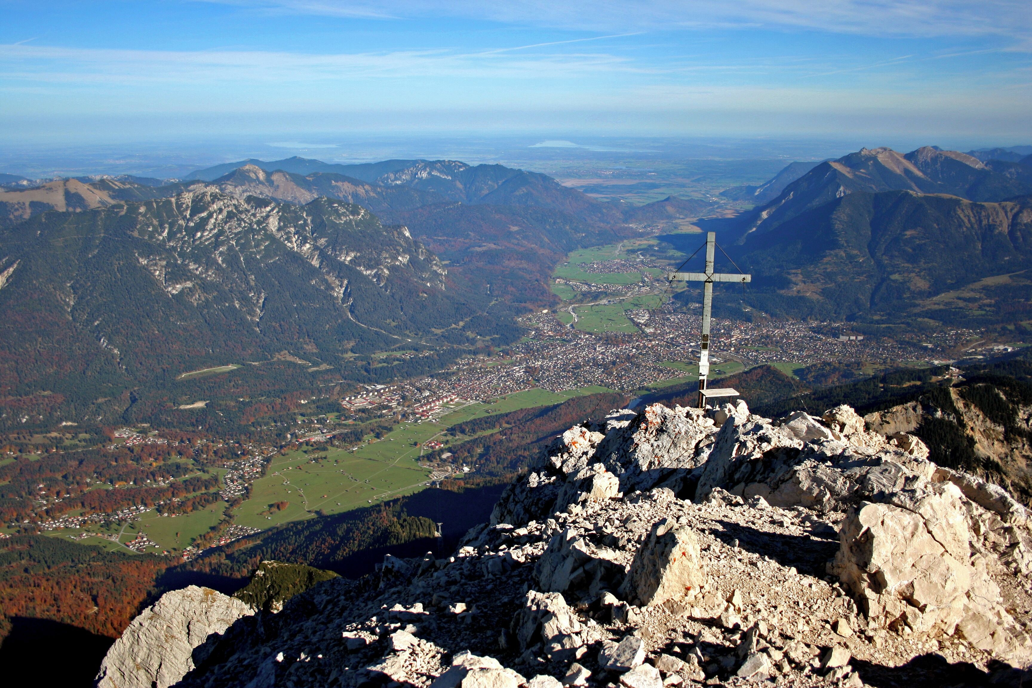 Alpspitze mit Blick auf das Loisachtal