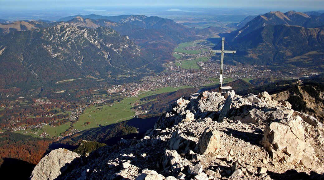 Alpspitze mit Blick auf das Loisachtal
