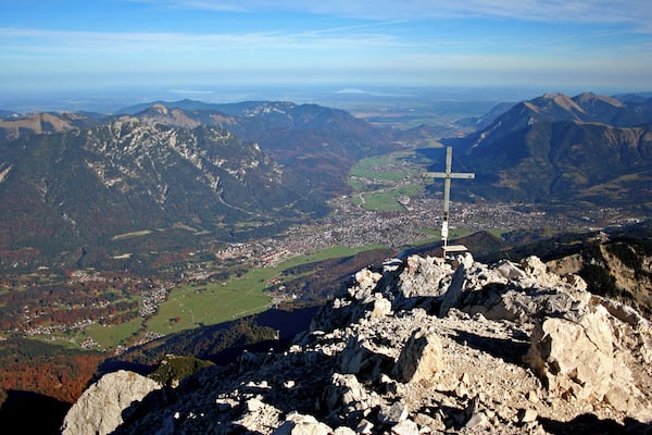 Alpspitze mit Blick auf das Loisachtal