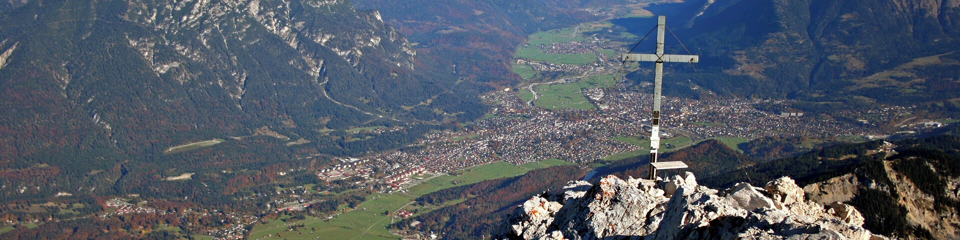 Alpspitze mit Blick auf das Loisachtal