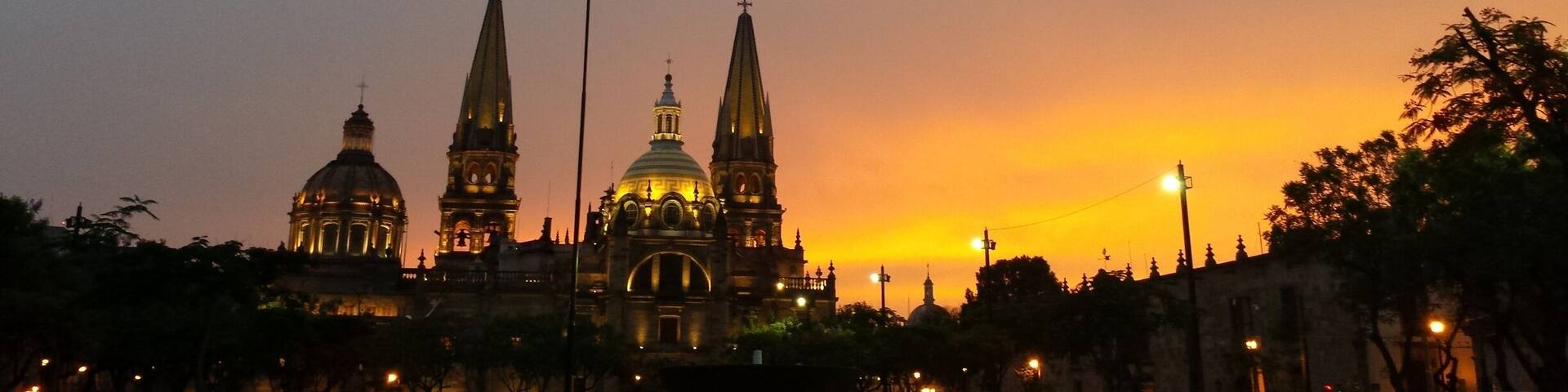 You never tire of walking around the local plaza and discovering new things.
#goldenhour