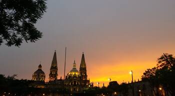 You never tire of walking around the local plaza and discovering new things.
#goldenhour