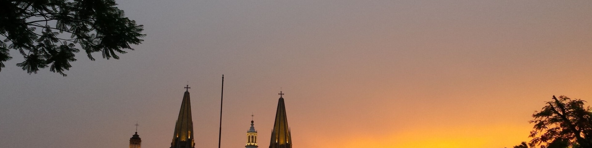 You never tire of walking around the local plaza and discovering new things.
#goldenhour