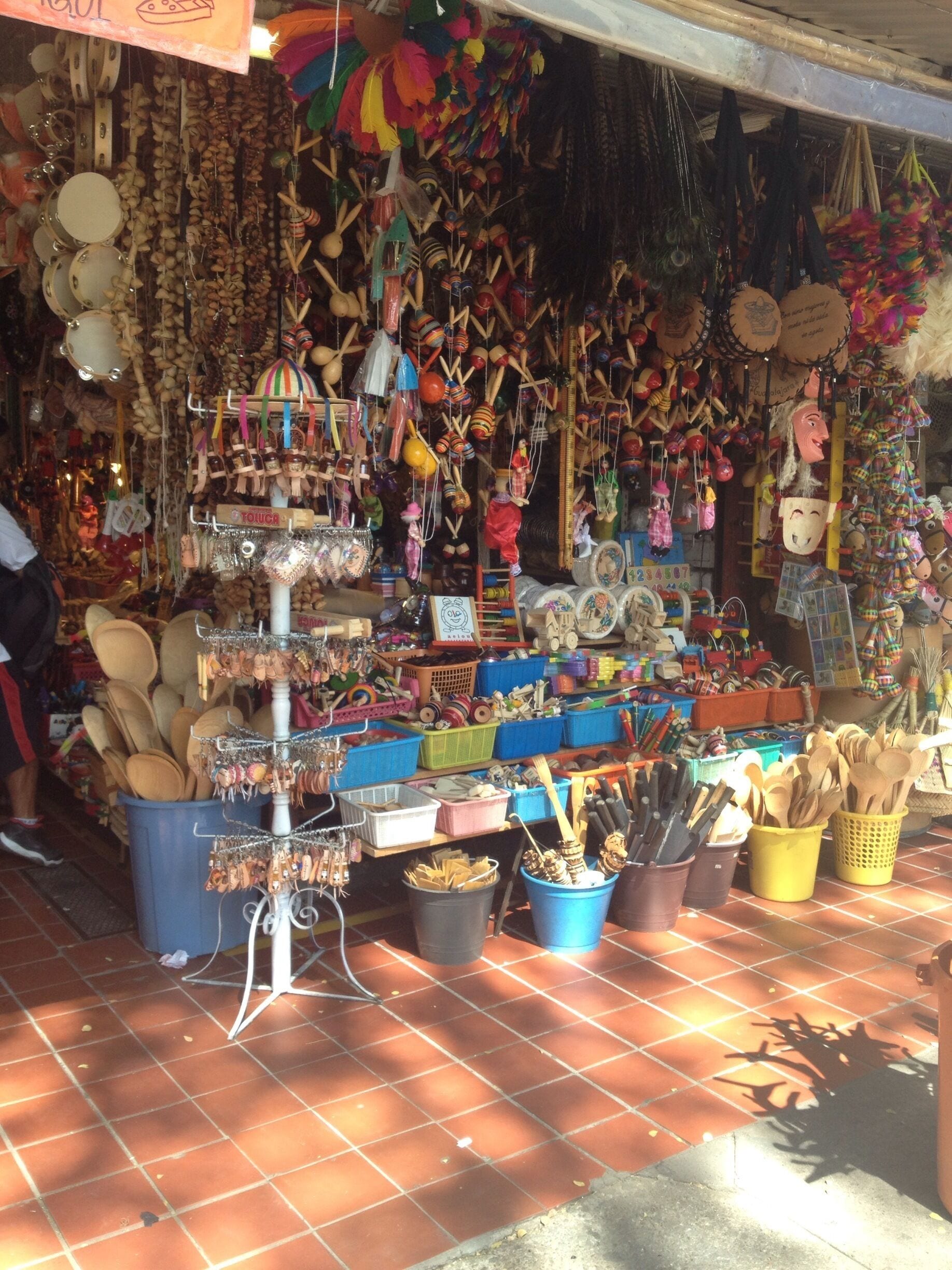 Artcrafts at a local in San Juan's market, the biggest and most important market in Guadalajara, Mexico.
You can find everything, food, candy, traditional artcraft, all you can imagine.
It's a #must 
