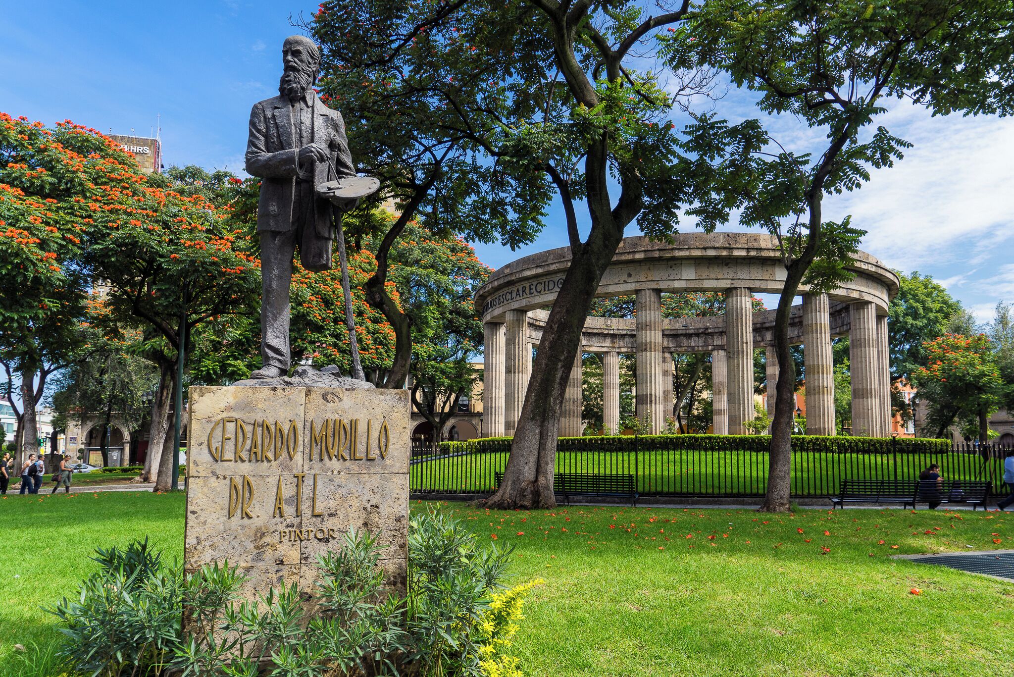 The Rotunda of the Illustrious People of Jalisco is a monument that honors exceptional people from the state of Jalisco. Statues encircling the monument pay homage to leaders of the arts, sciences, education, politics, and human rights.