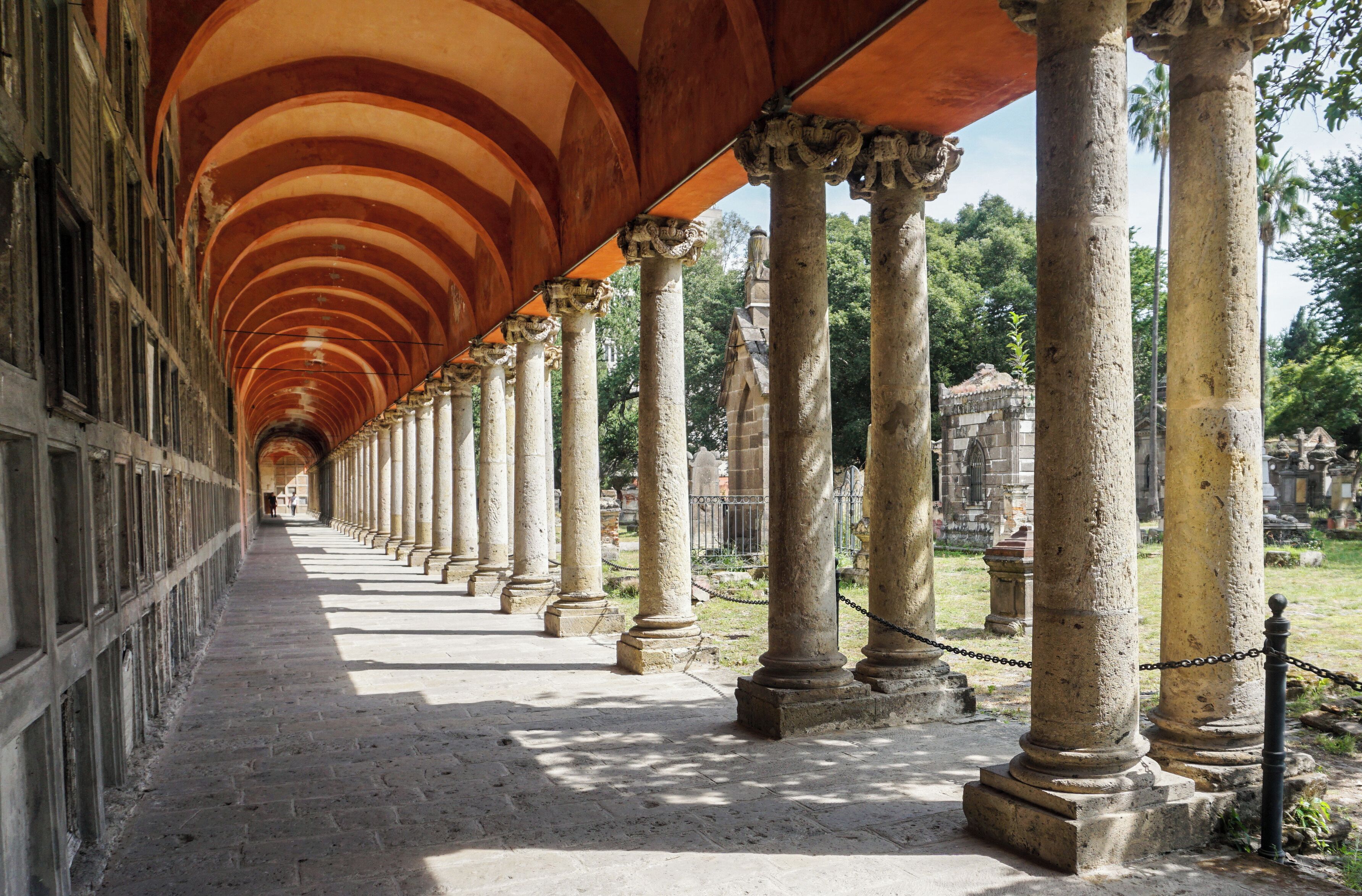 El Panteón de Belén is one of the most beautiful graveyards in Guadalajara. Its high celings and walls full with ancient crypts along with the mausoleums in the gardens make it unique and enigmatic.