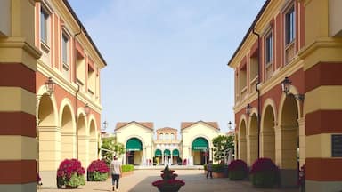Entrance of one of the best outlets in northern Italy, it looks like a small town. And you can buy many pretty things đ
#shopping #outlet #italy #serravalle #fashion