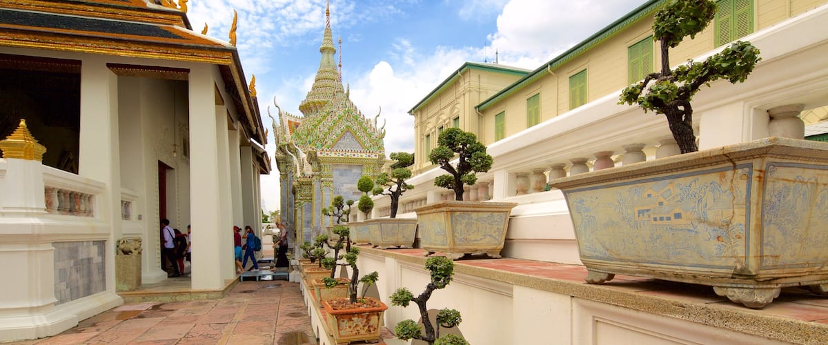 พระบรมมหาราชวัง เนื้อเรื่องที่ วัดหรือสถานที่เคารพบูชา และ สวน