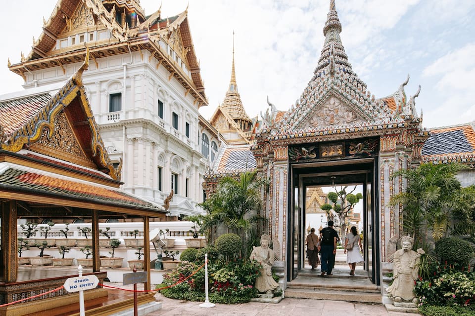 Een traditionele Thaise tempel met versierde architectuur, waaronder een gouden torenspits en gedetailleerde decoraties.