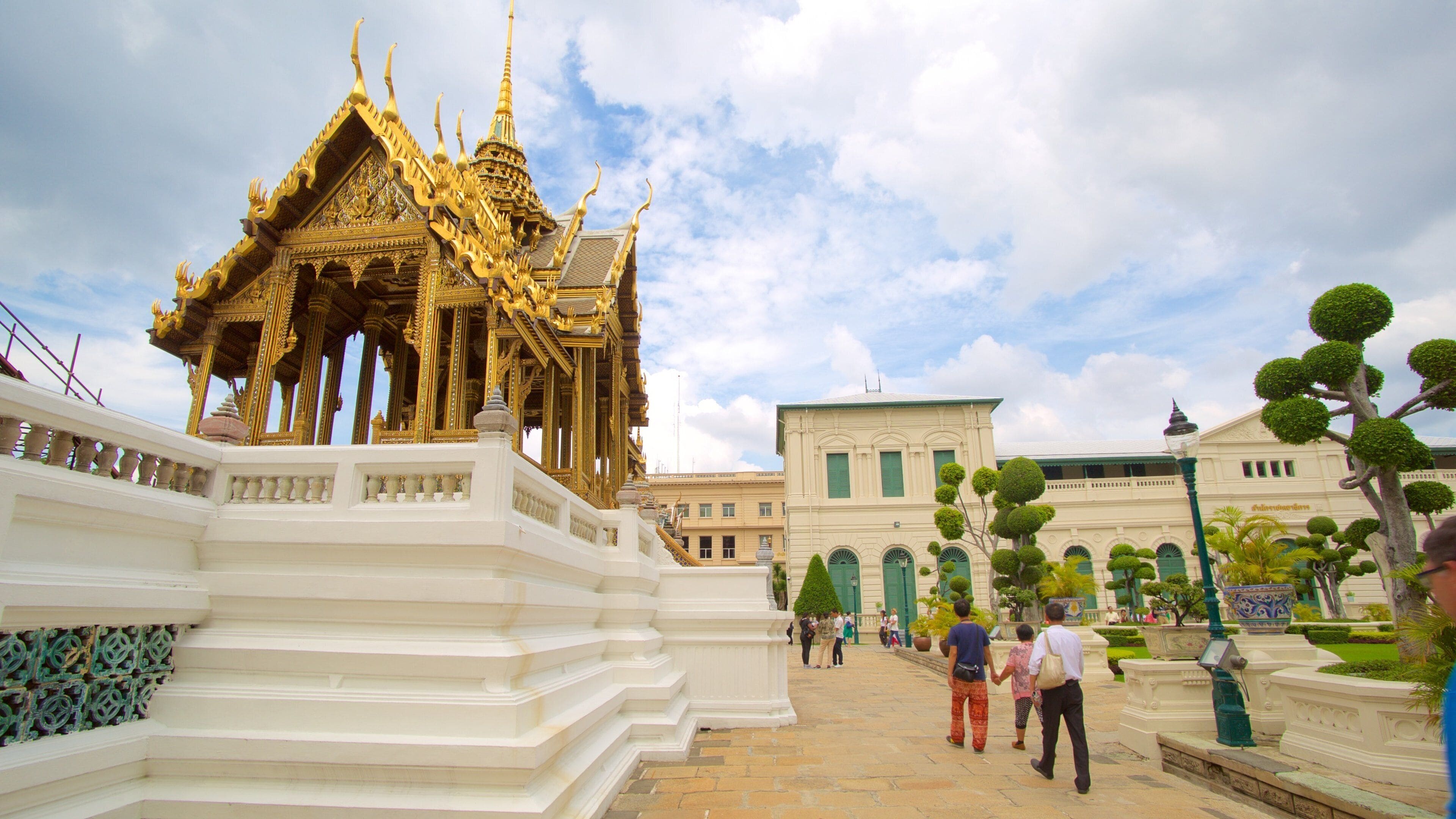 Grand Palace mit einem Tempel oder Andachtsstätte sowie kleine Menschengruppe