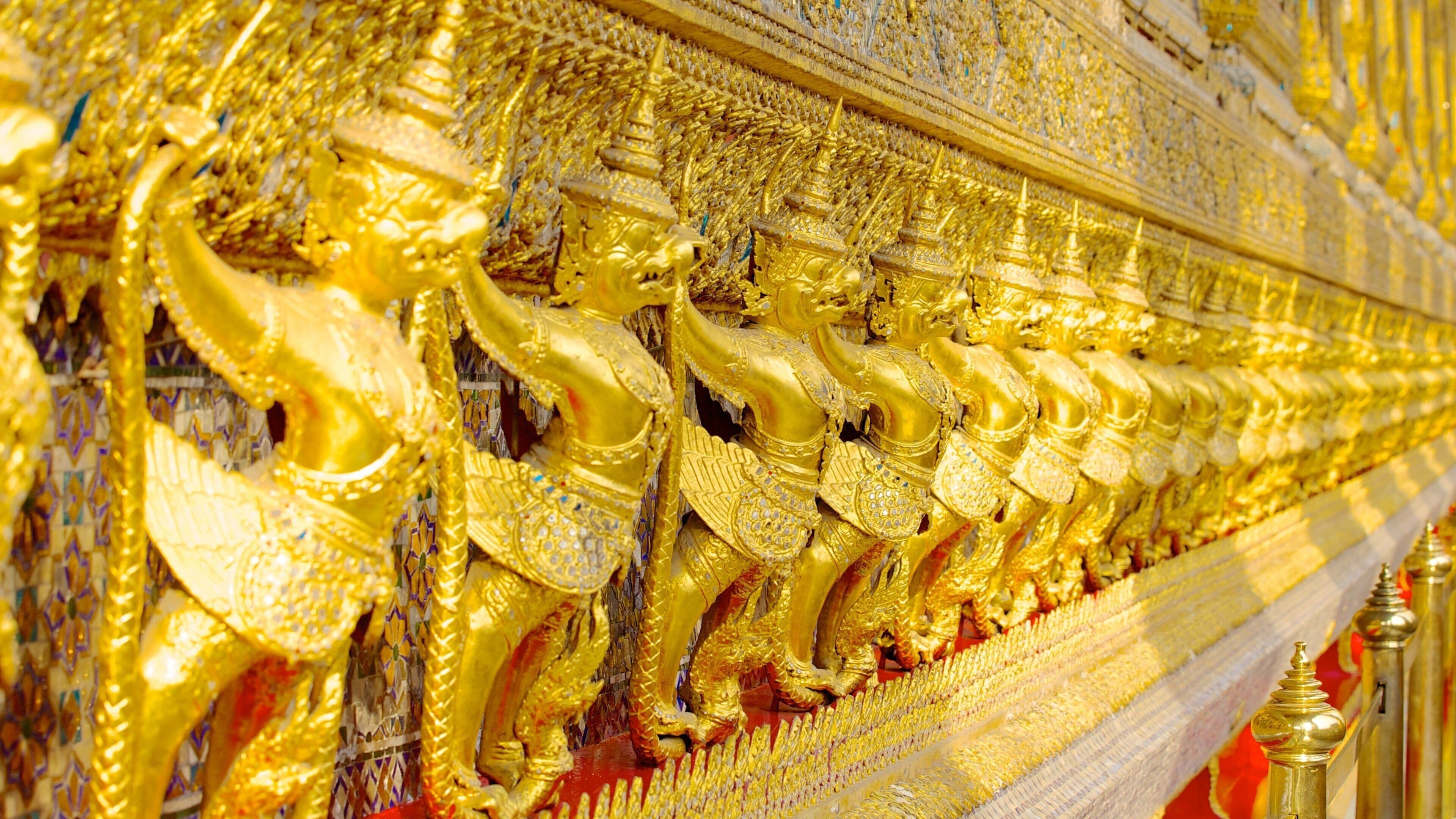 Tempelet Wat Phra Kaew som viser tempel eller hellig sted, innendørs og religion