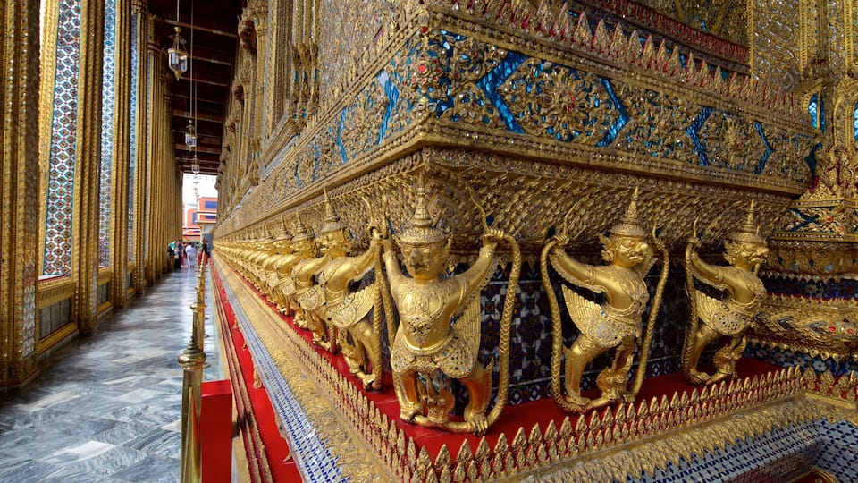 Temple of the Emerald Buddha som viser religiøse elementer og et tempel eller et tilbedelsessted