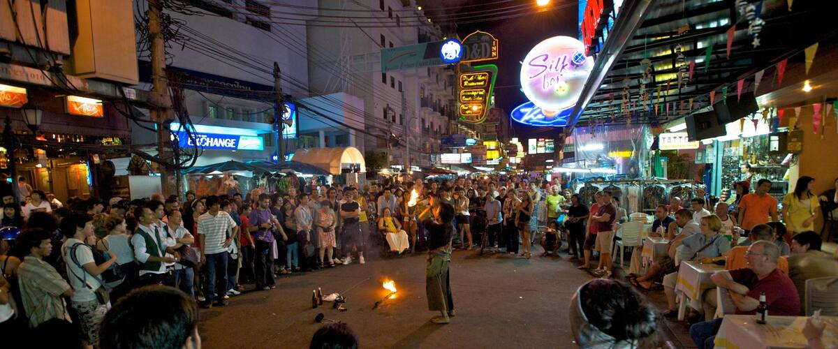 Khao San Road que incluye arte escénico, espectáculos callejeros y imágenes de calles