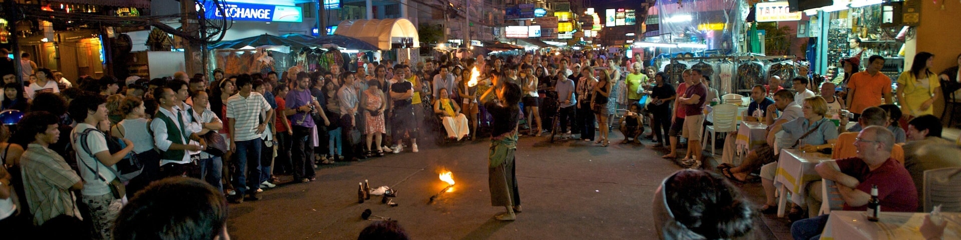 Khao San Road que incluye arte escénico, espectáculos callejeros y imágenes de calles