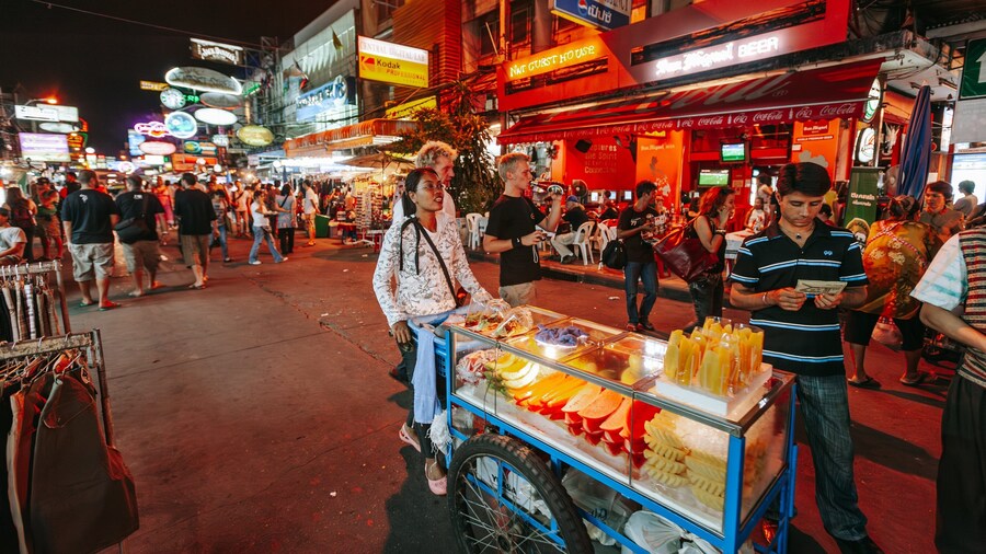 Khaosan Road showing markets, street scenes and night scenes