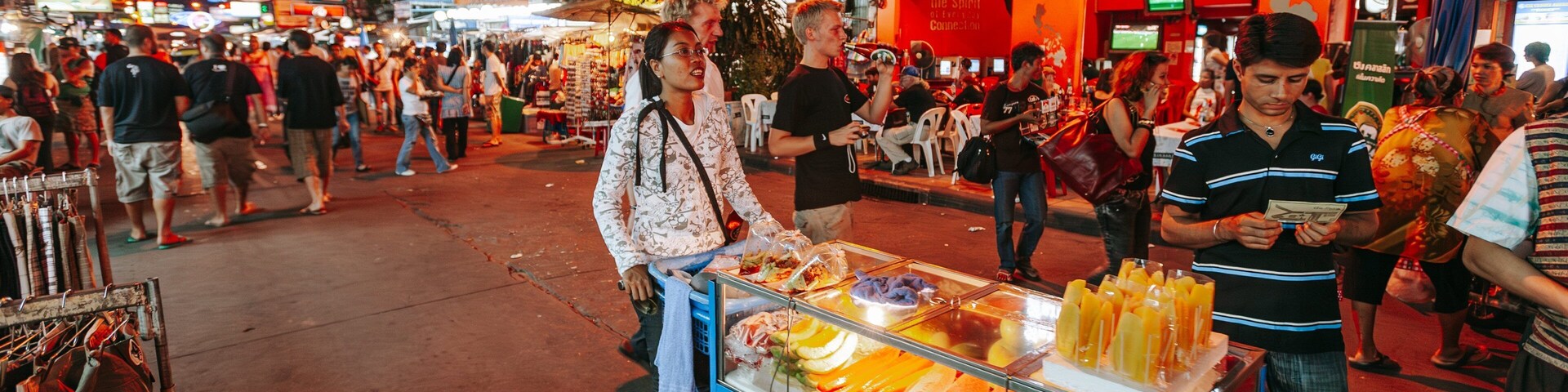 Khaosan Road showing markets, street scenes and night scenes