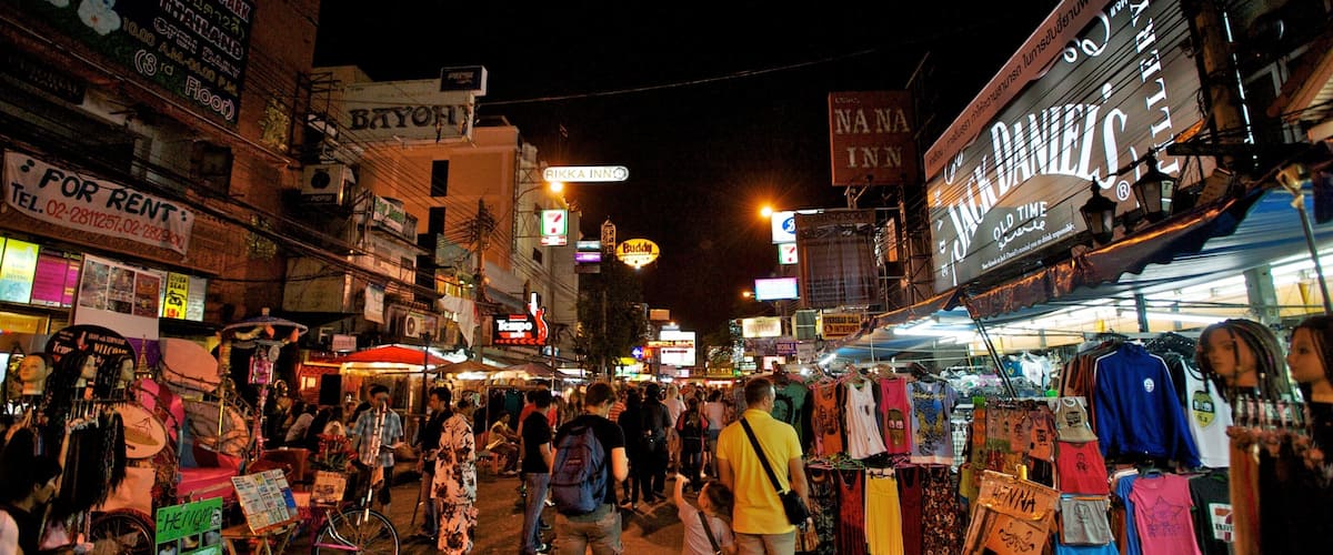 Khao San Road mettant en vedette scènes de rue, marchés et ville