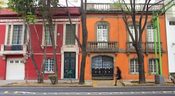 La Condesa featuring a house