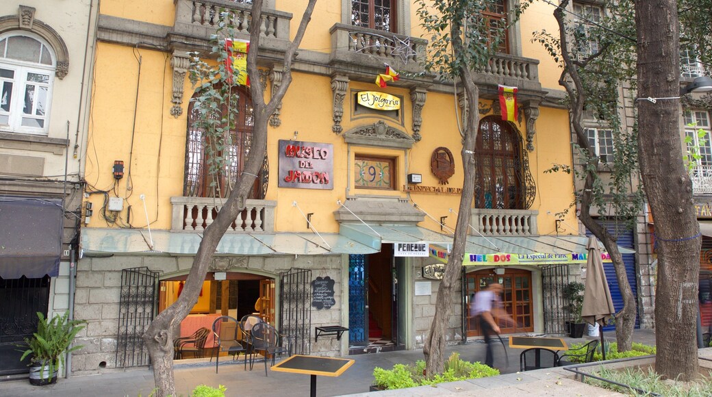 La Condesa featuring café scenes
