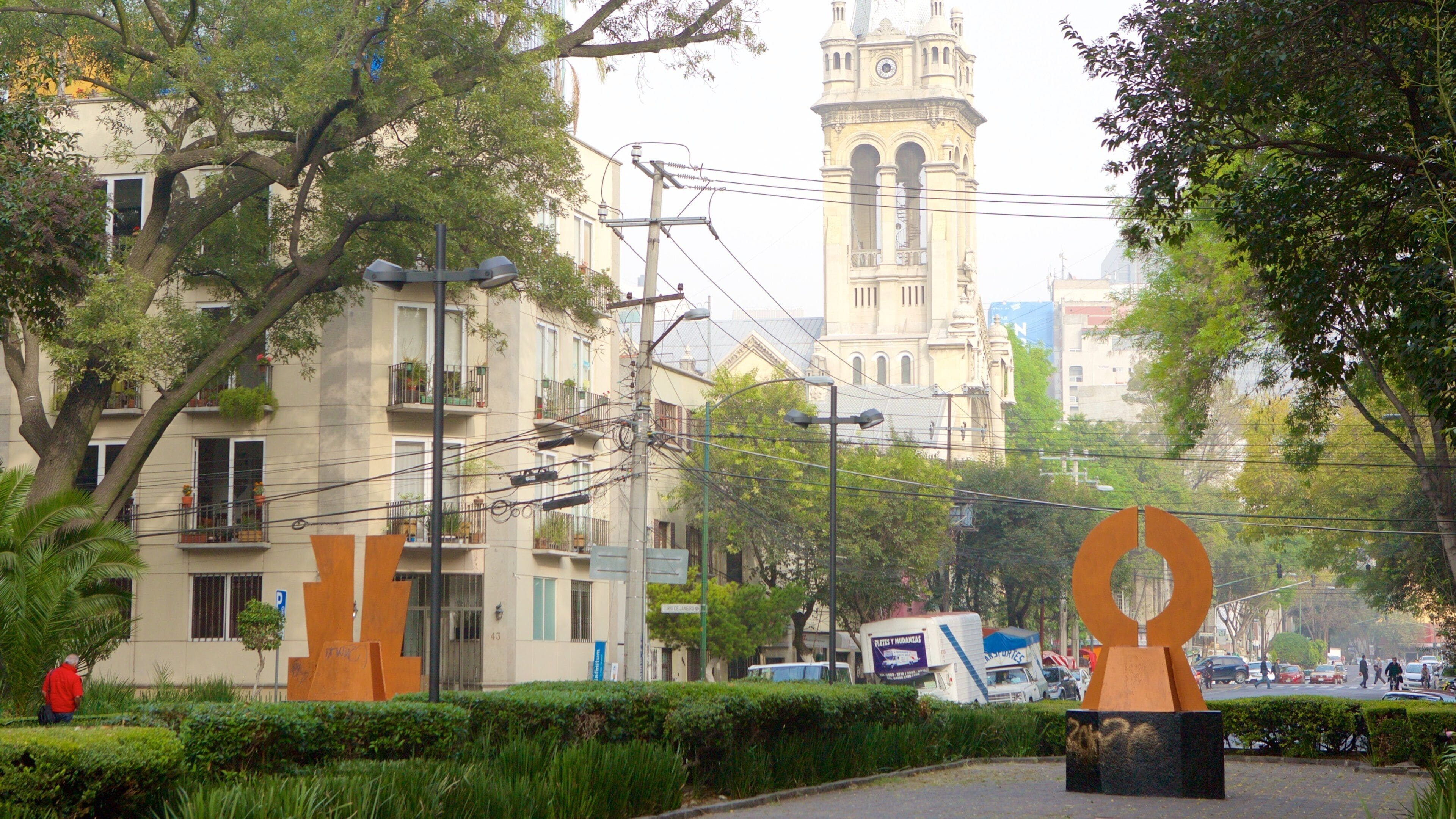 La Condesa mostrando un parque, un parque o plaza y una estatua o escultura