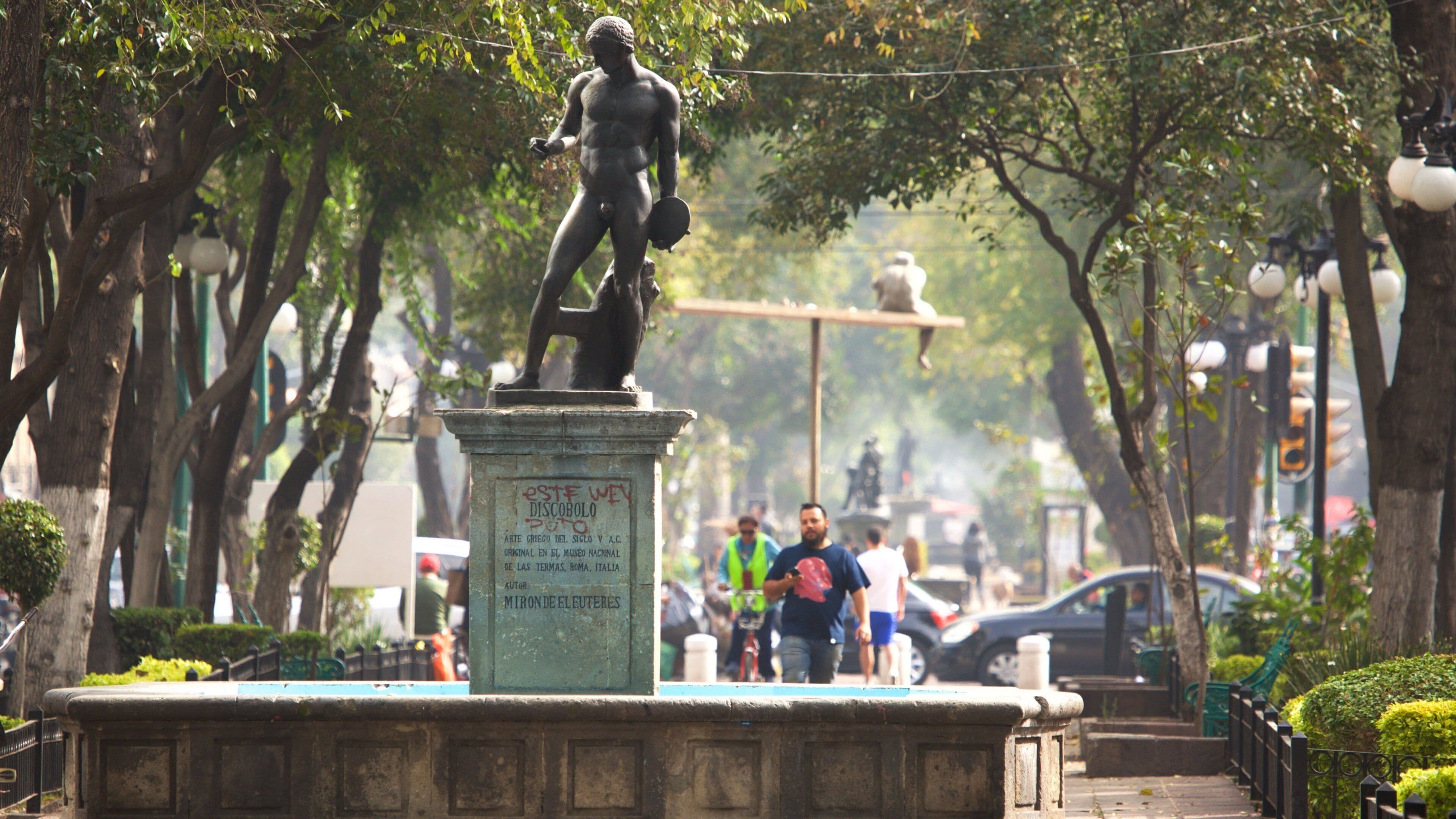 La Condesa which includes a fountain, a park and a statue or sculpture