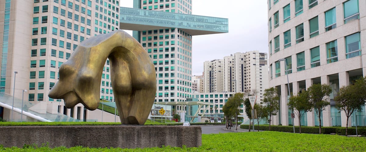 Santa Fe ofreciendo una estatua o escultura, un jardín y arquitectura moderna