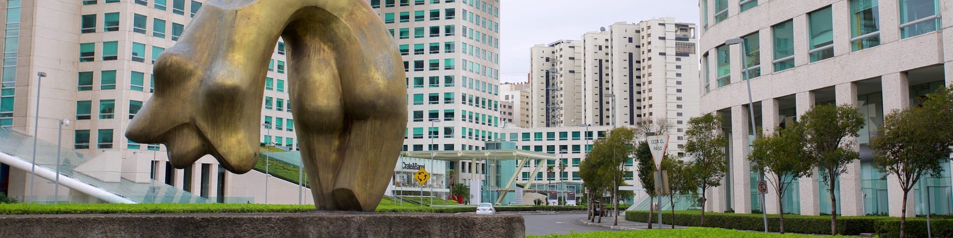 Santa Fe og byder på en statue eller en skulptur, moderne arkitektur og en have