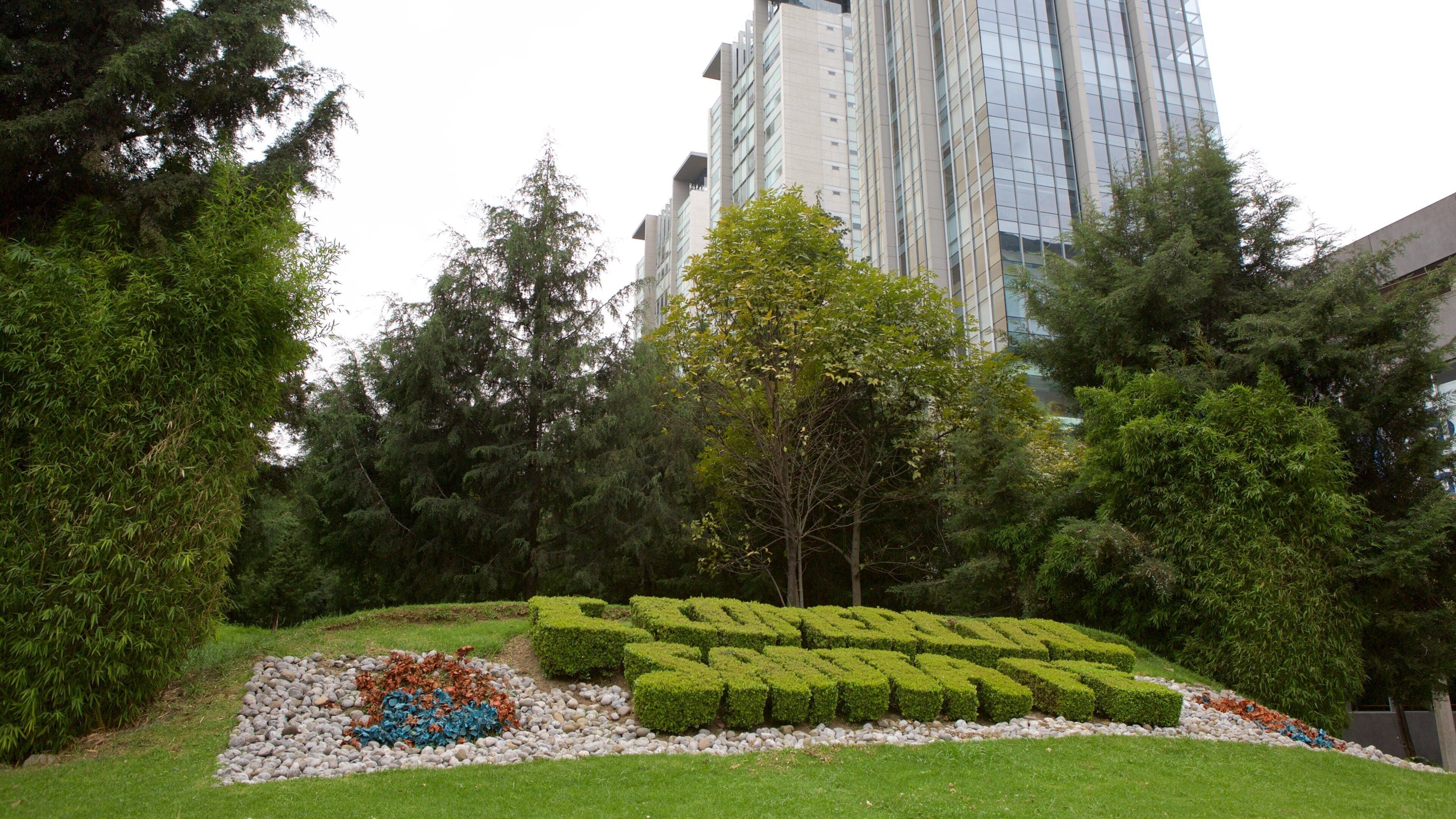 Santa Fe showing signage and a garden