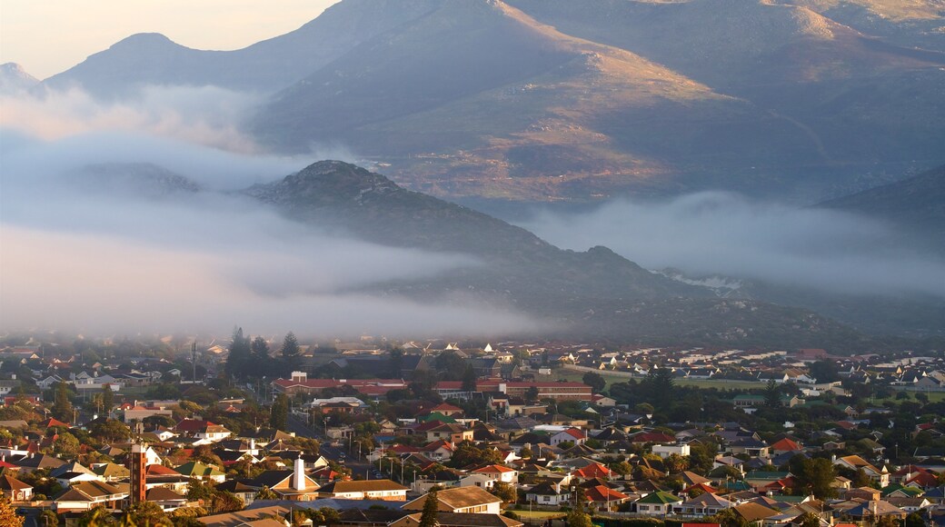 Fish Hoek som inkluderar berg, dimma och en solnedgång