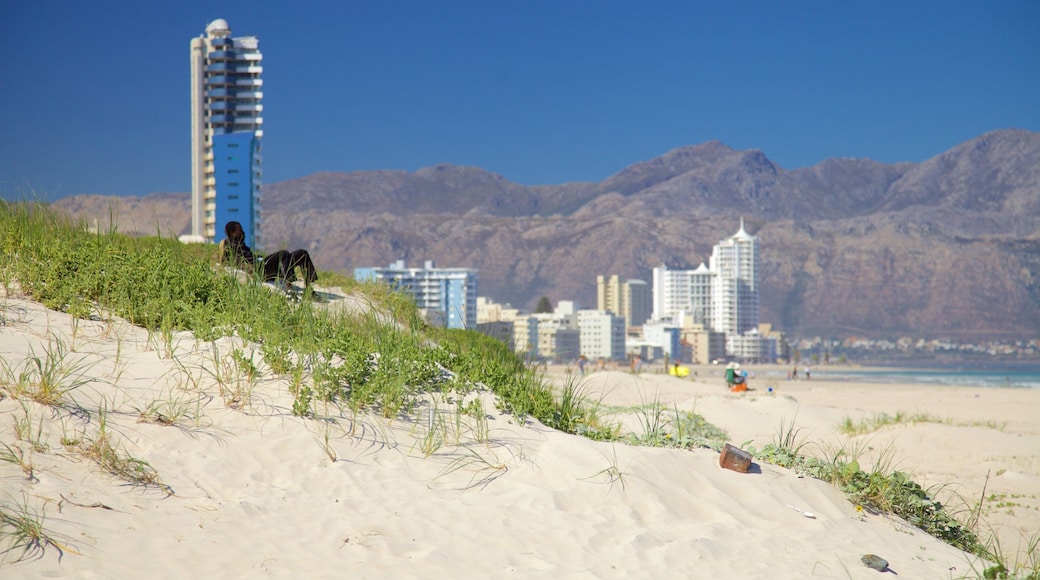 Strand som viser landskap, sandstrand og fjell