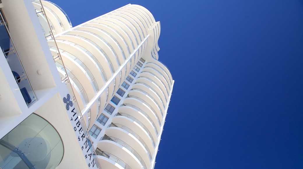 Strand que incluye un edificio de gran altura