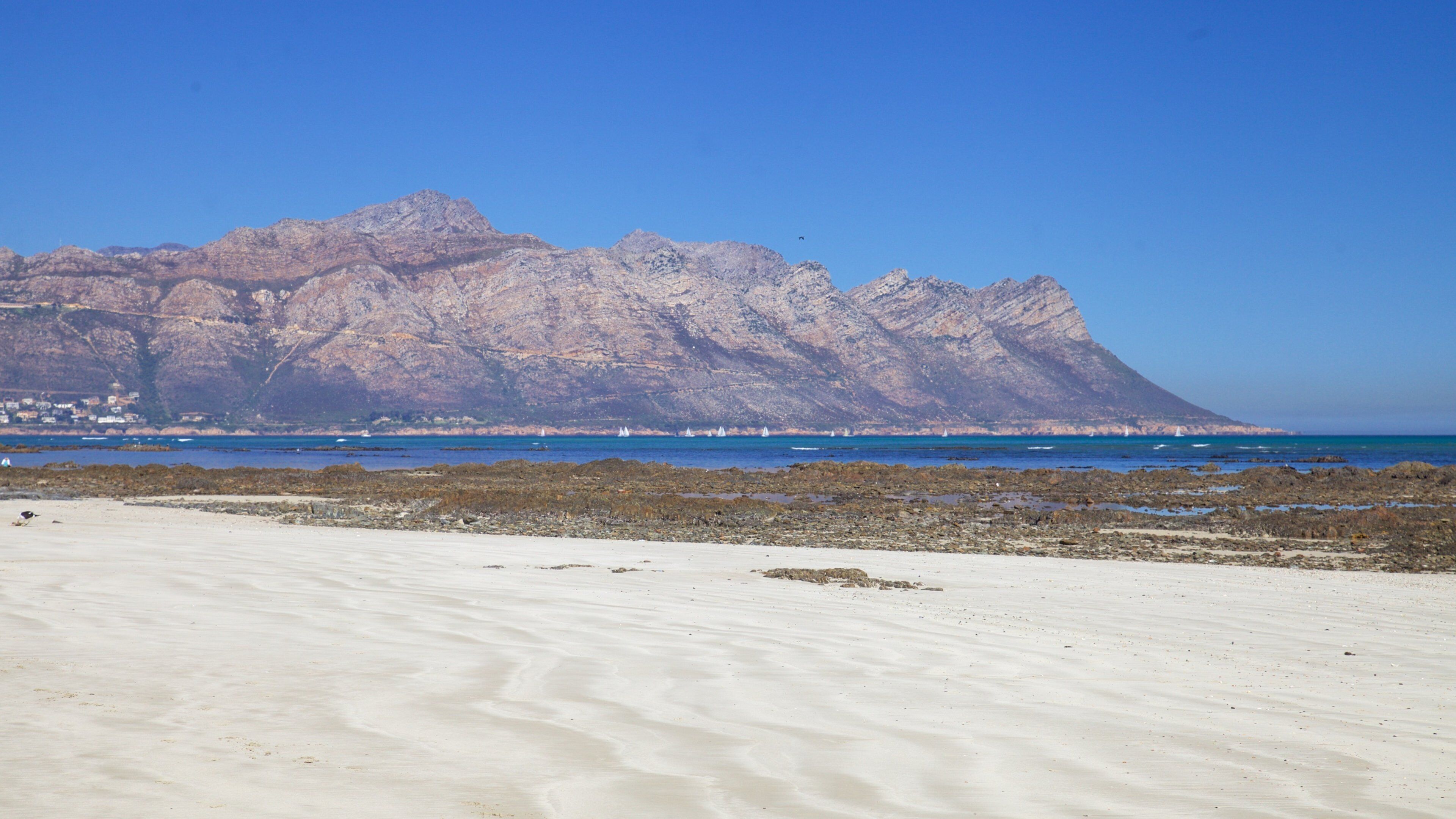 Strand fasiliteter samt fjell, landskap og kyst