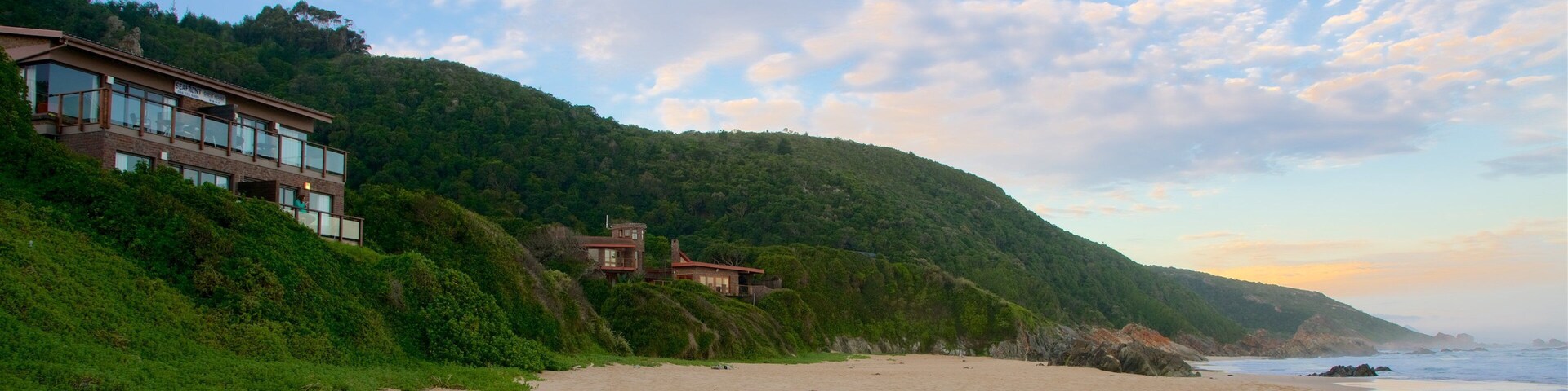 Keurboomstrand que inclui paisagens litorâneas, cenas tranquilas e uma praia de areia