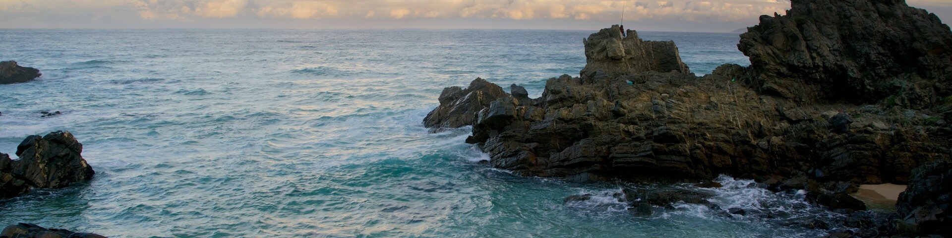 Keurboomstrand caracterizando litoral acidentado, paisagens litorâneas e um pôr do sol