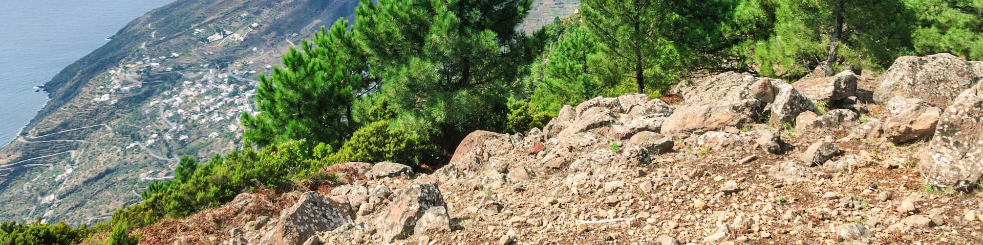 Bergtour am Monte Fossa auf Salina - Ausblick auf Filicudi, Alicudi, den Monte dei Porri und das Dorf Leni