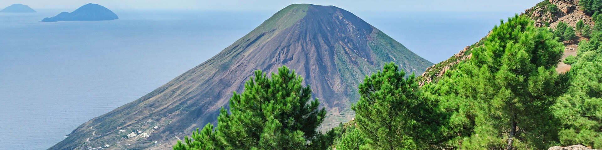 Bergtour am Monte Fossa auf Salina - Ausblick auf Filicudi, Alicudi, den Monte dei Porri und das Dorf Leni