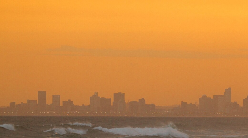 Kwazulu-Natal som visar vågor, ett höghus och en stad